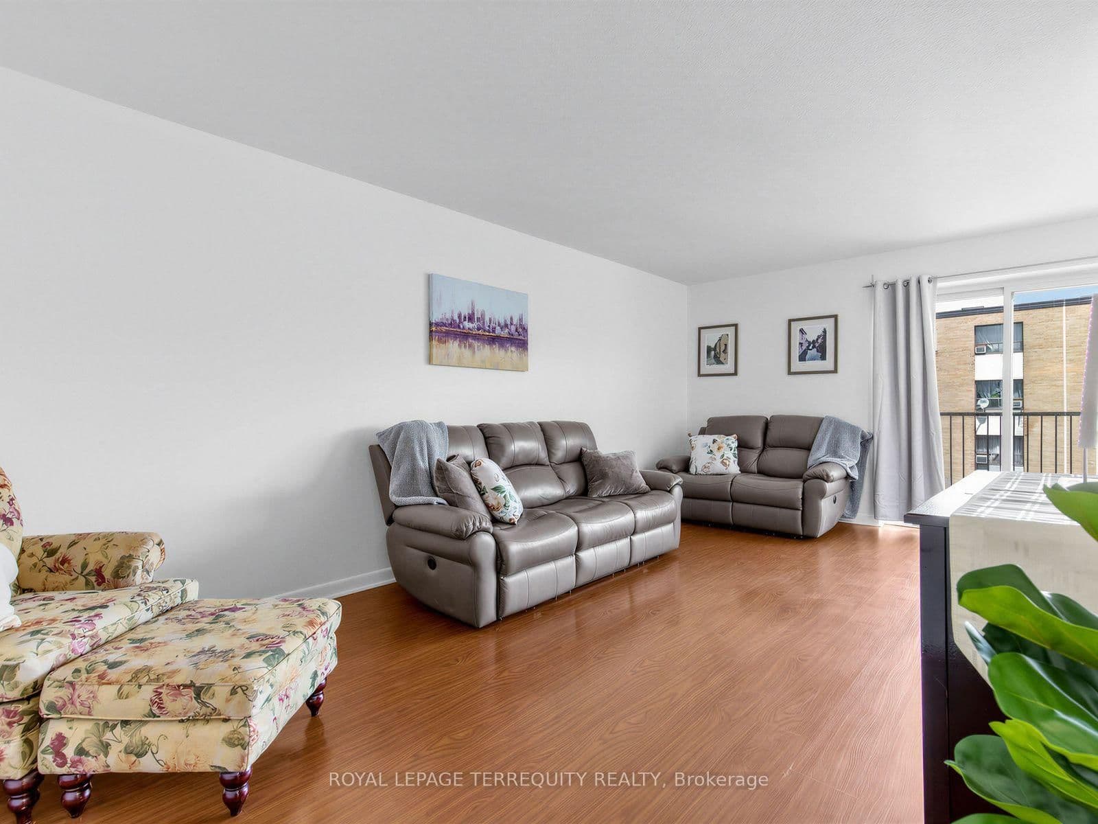 8 Kingsbridge Court, Unit 404 - Image 1