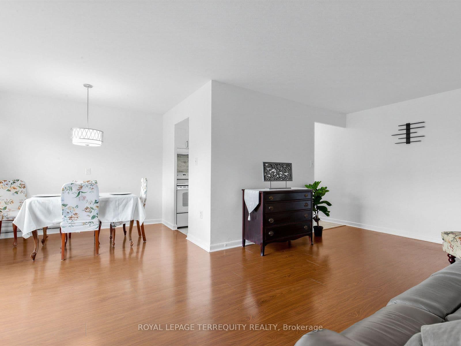 8 Kingsbridge Court, Unit 404 thumbnail 4