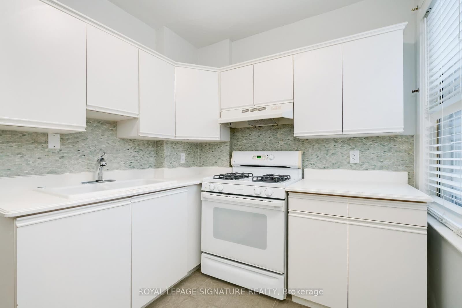 27 Hillsboro Avenue, Unit Unit 2 thumbnail 5