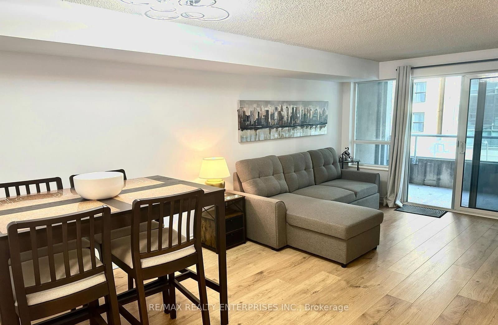 270 Wellington Street W, Unit 409 - Image 1