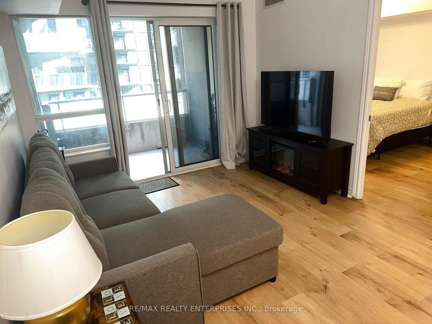 270 Wellington Street W, Unit 409 thumbnail 10