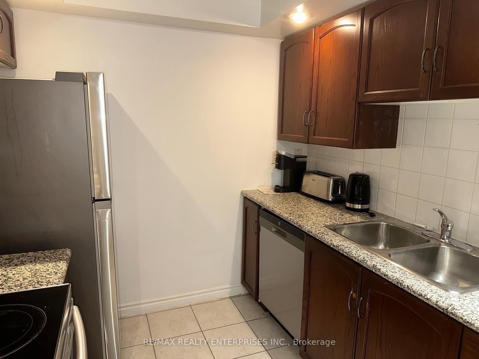 270 Wellington Street W, Unit 409 thumbnail 11