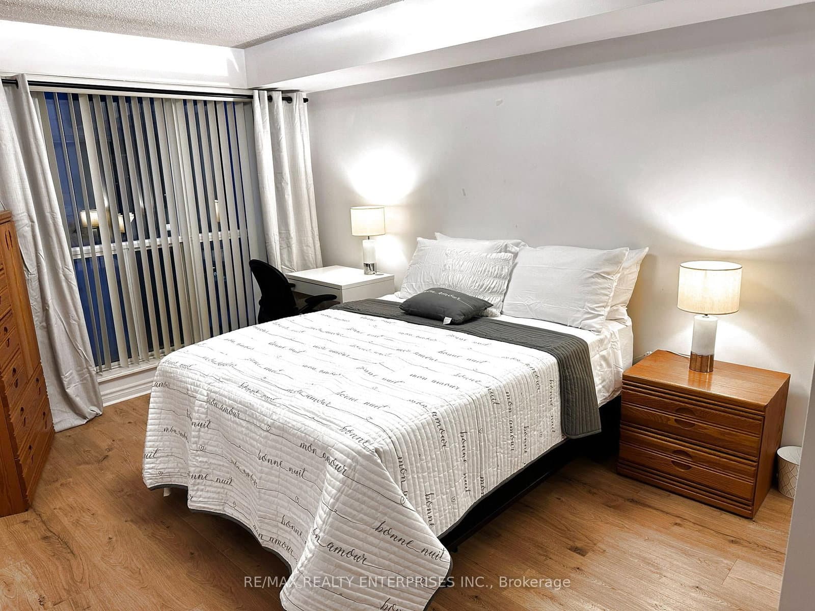 270 Wellington Street W, Unit 409 thumbnail 12