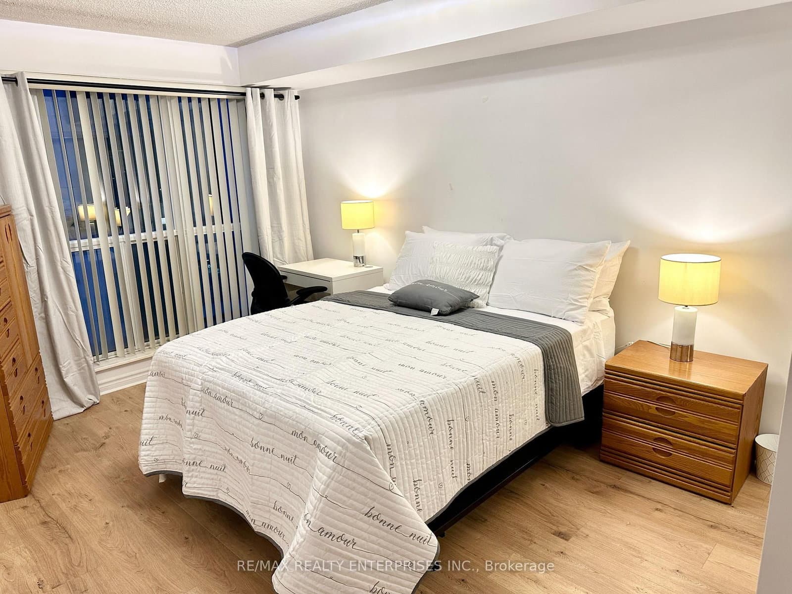 270 Wellington Street W, Unit 409 thumbnail 13