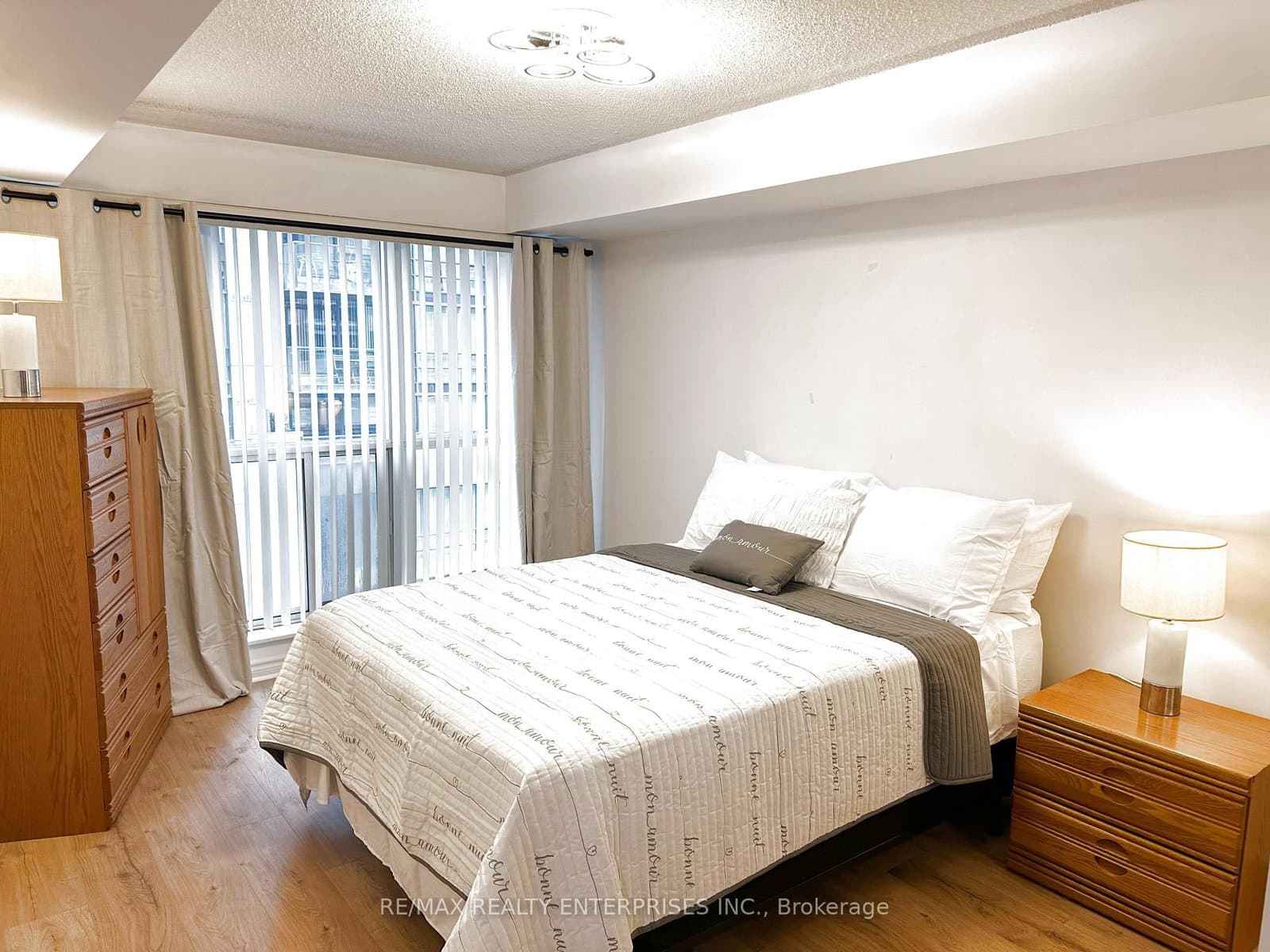 270 Wellington Street W, Unit 409 thumbnail 14