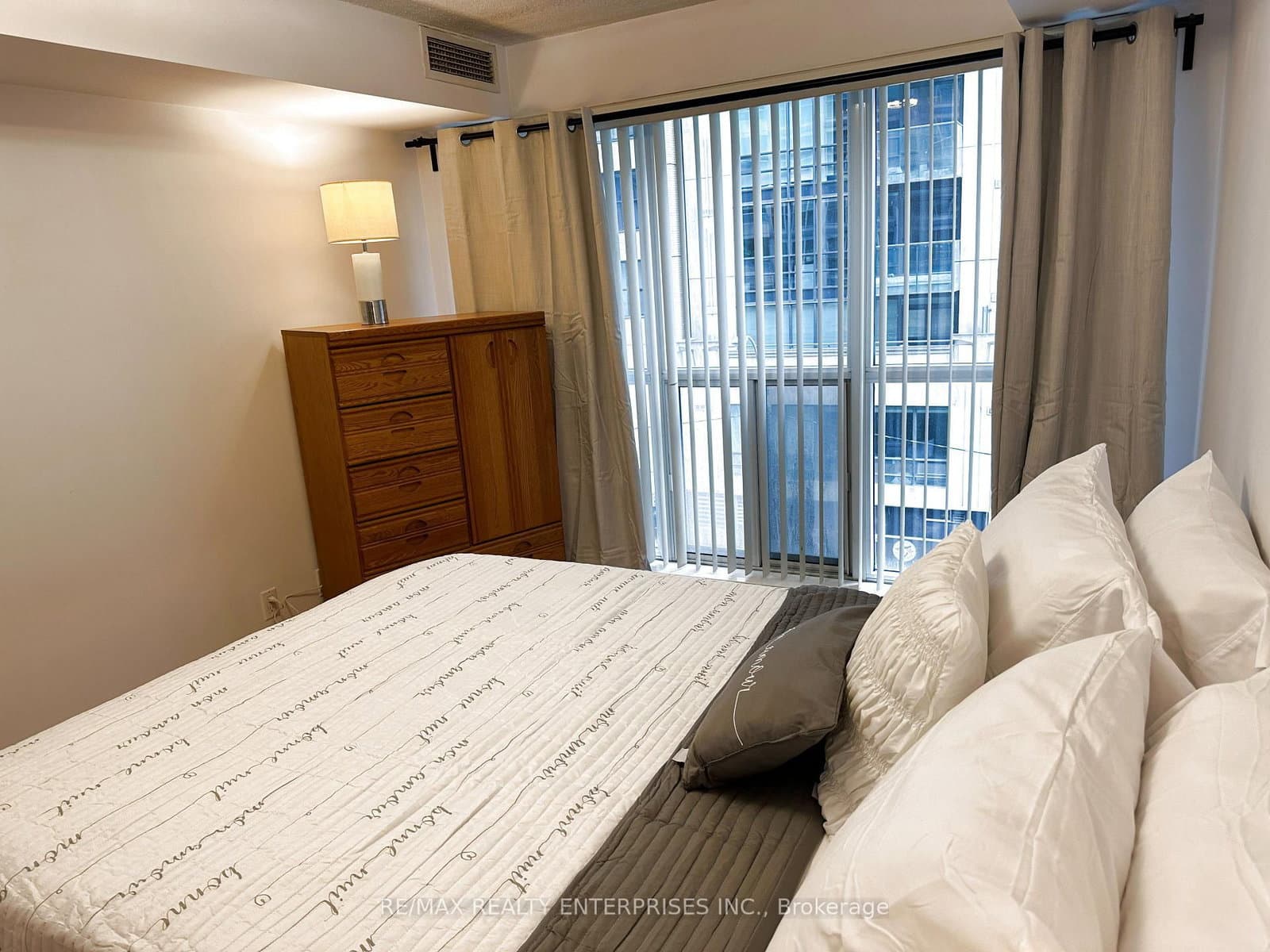 270 Wellington Street W, Unit 409 thumbnail 15