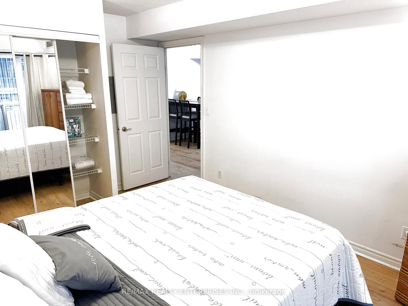 270 Wellington Street W, Unit 409 thumbnail 16