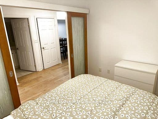 270 Wellington Street W, Unit 409 thumbnail 18