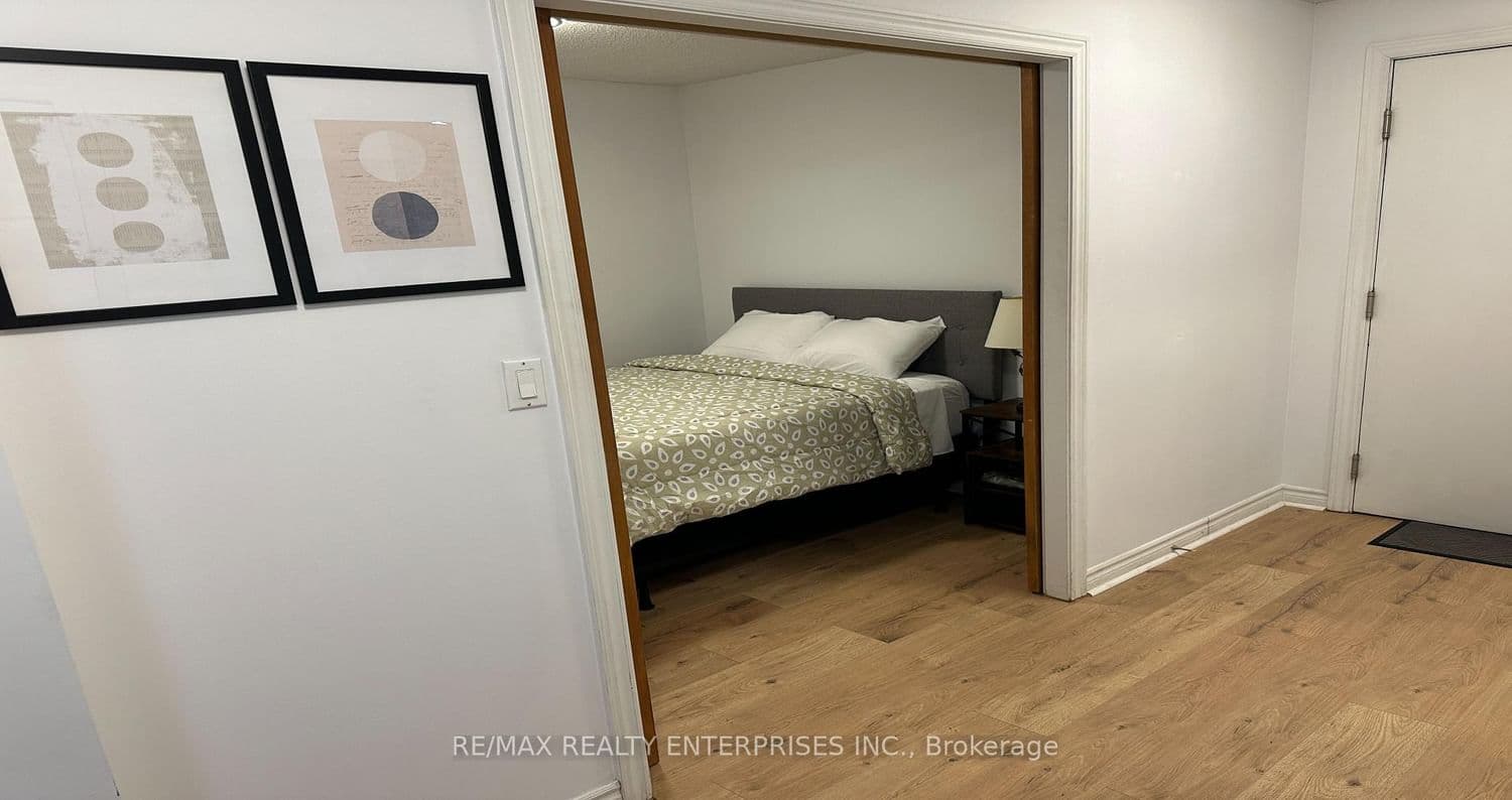 270 Wellington Street W, Unit 409 thumbnail 19