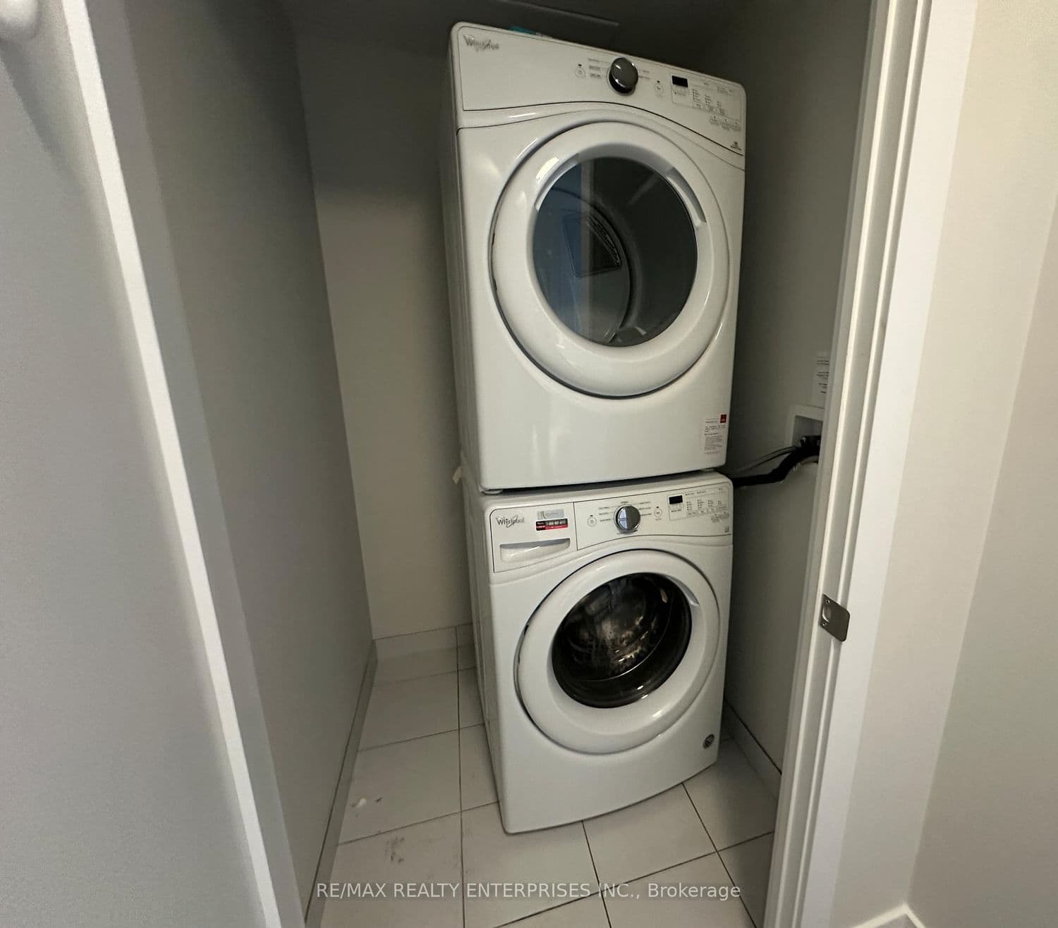 270 Wellington Street W, Unit 409 thumbnail 22