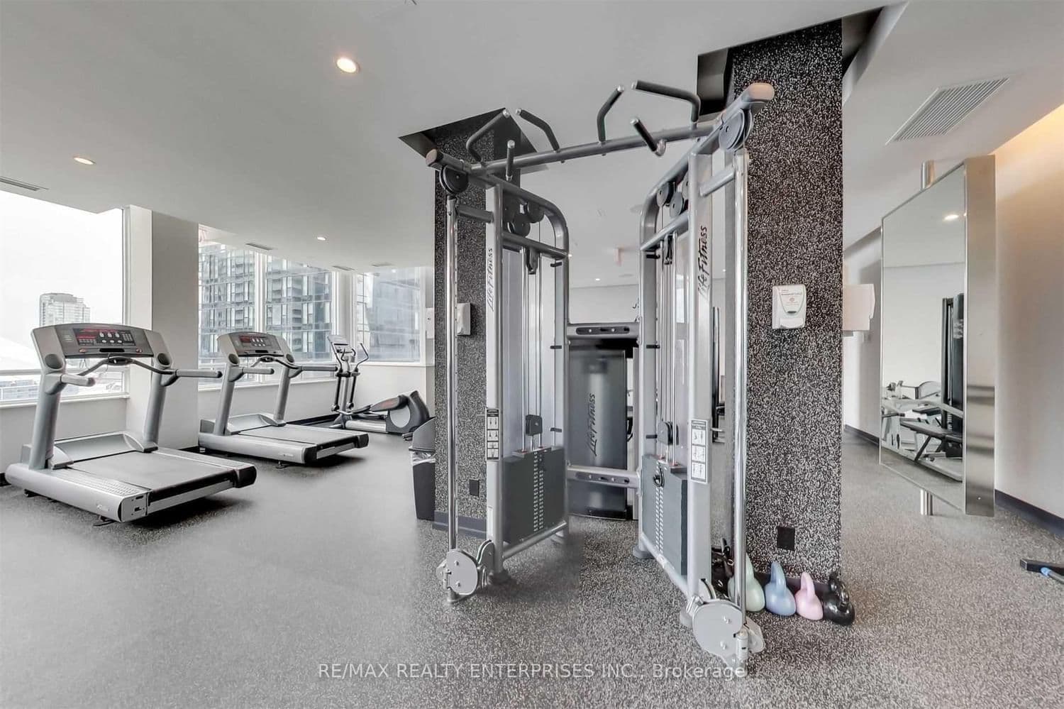 270 Wellington Street W, Unit 409 thumbnail 29