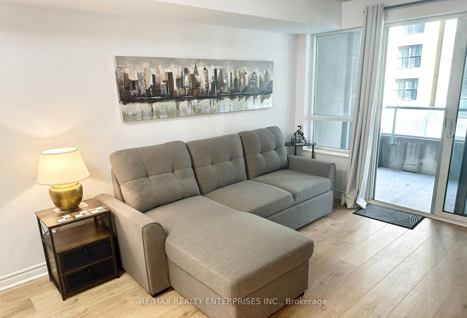 270 Wellington Street W, Unit 409 thumbnail 6