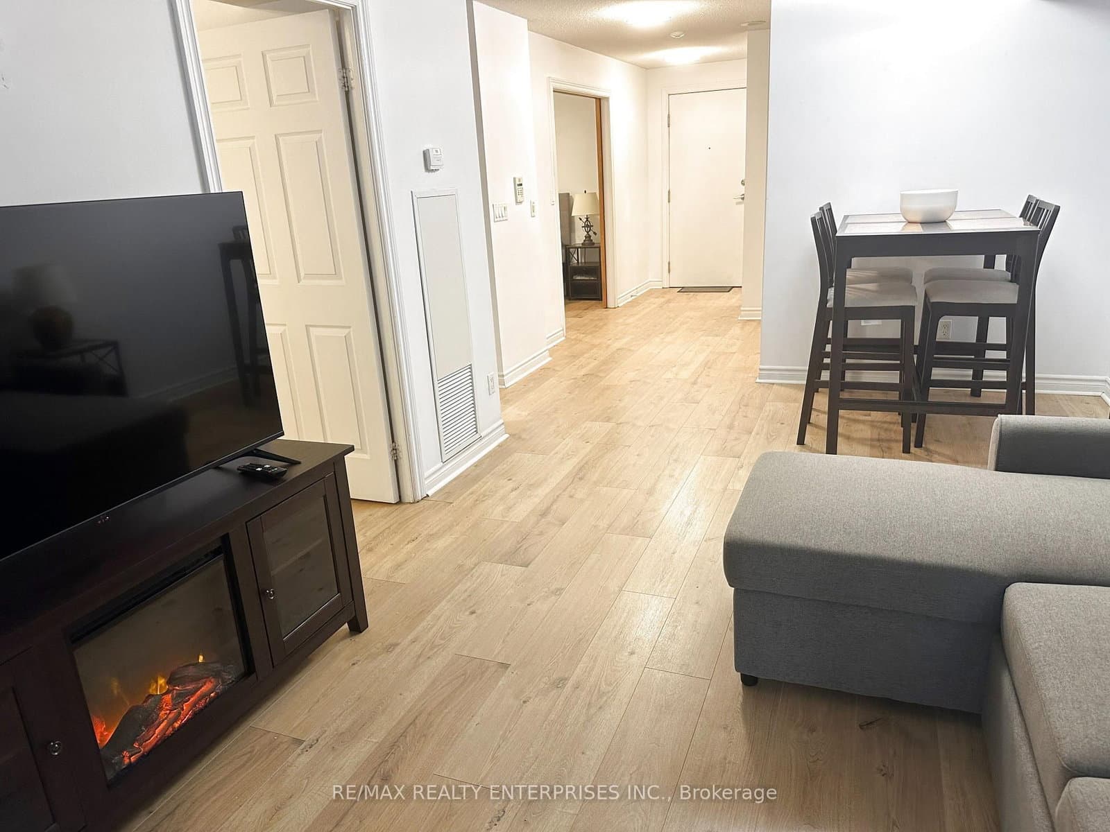 270 Wellington Street W, Unit 409 thumbnail 9