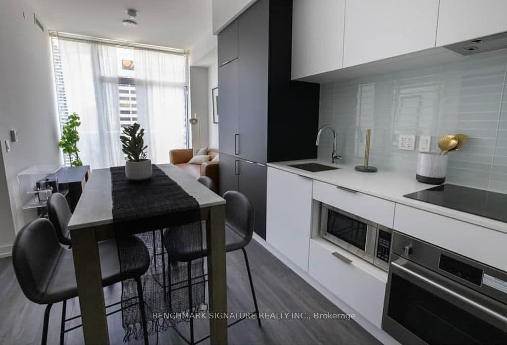 33 Helendale Avenue, Unit 603 thumbnail 16