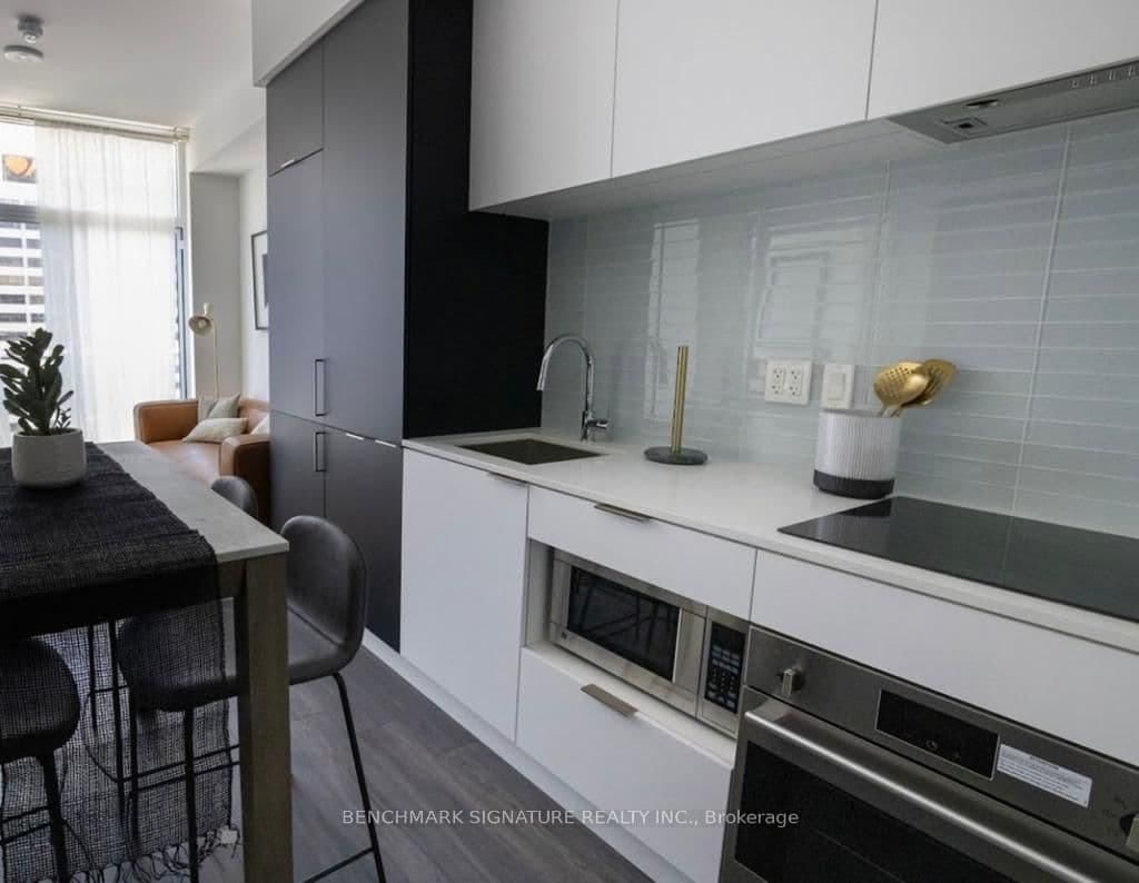 33 Helendale Avenue, Unit 603 thumbnail 17