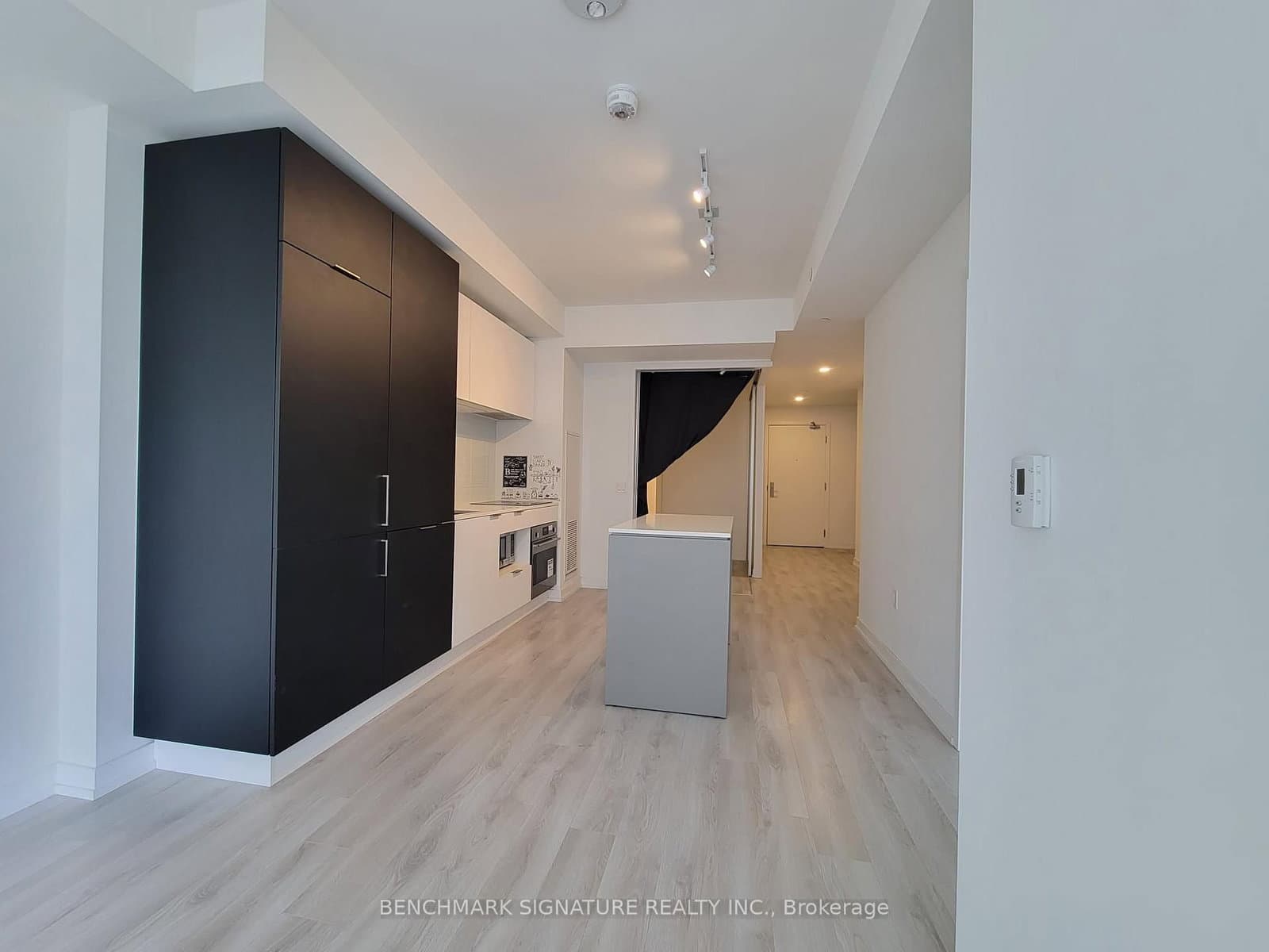 33 Helendale Avenue, Unit 603 thumbnail 4