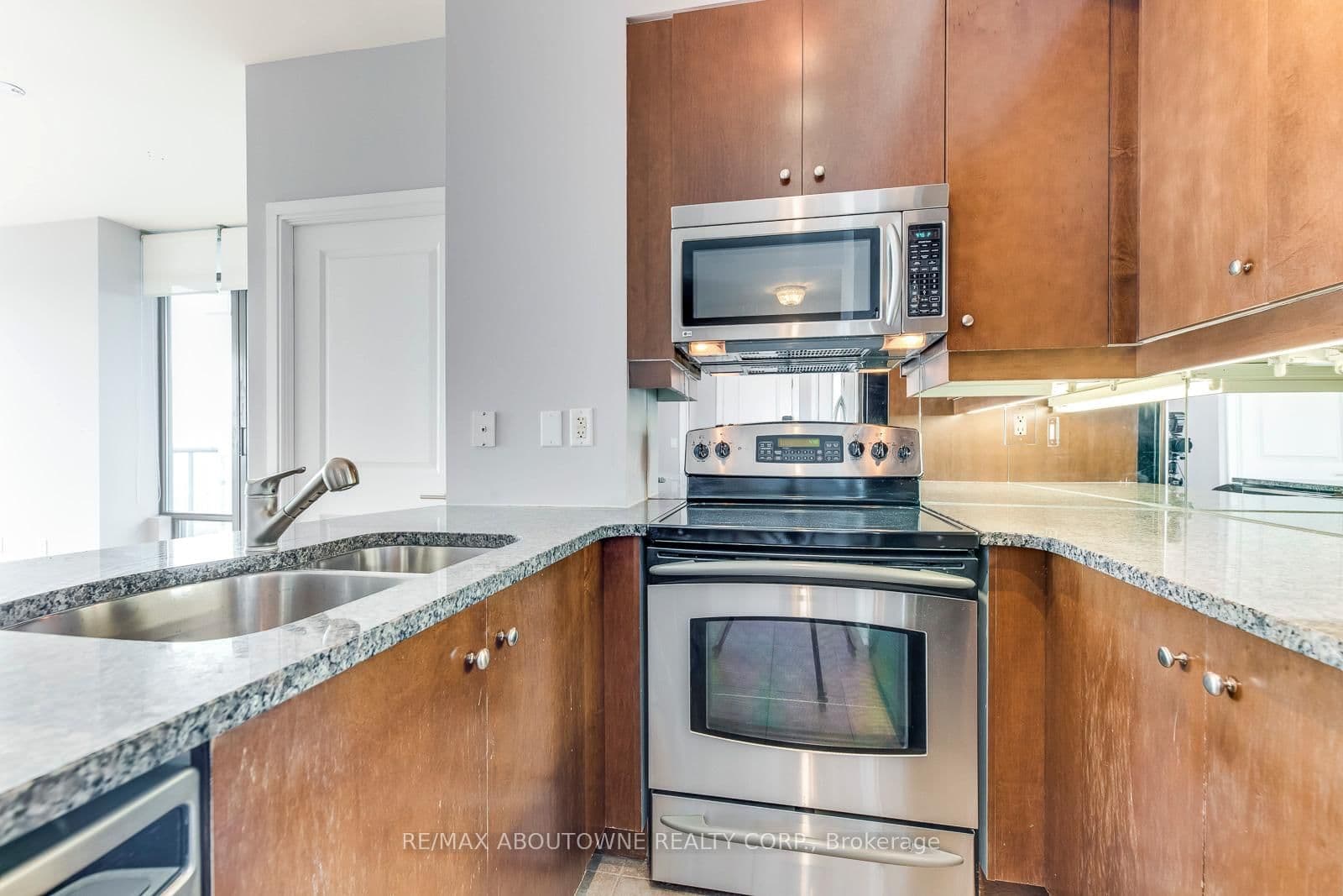 18 Yorkville Avenue, Unit 3204 thumbnail 16
