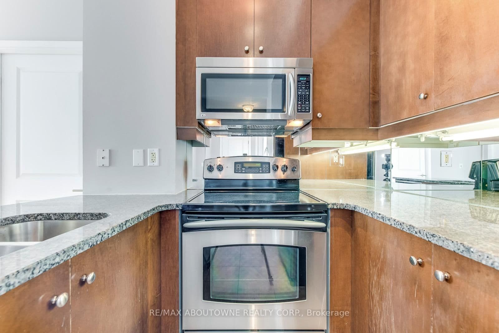 18 Yorkville Avenue, Unit 3204 thumbnail 17