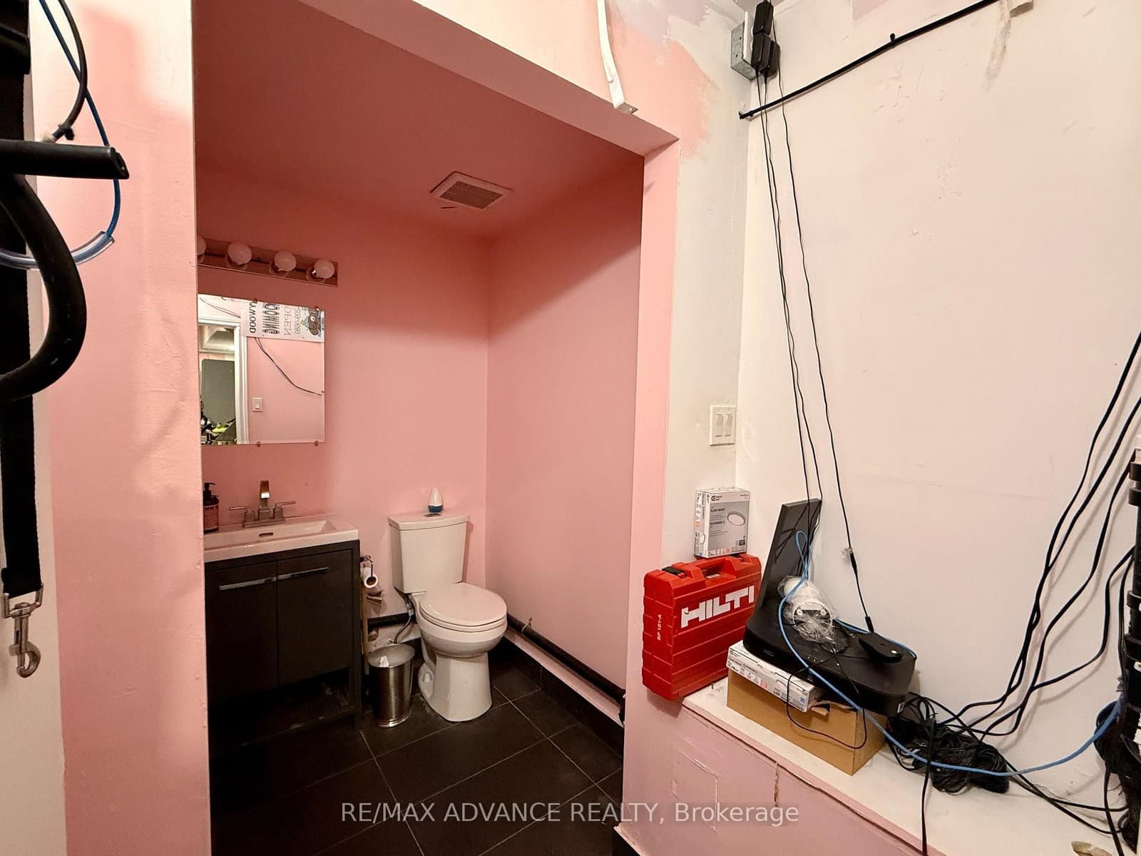 642 Queen Street W, Unit Bsmt thumbnail 9