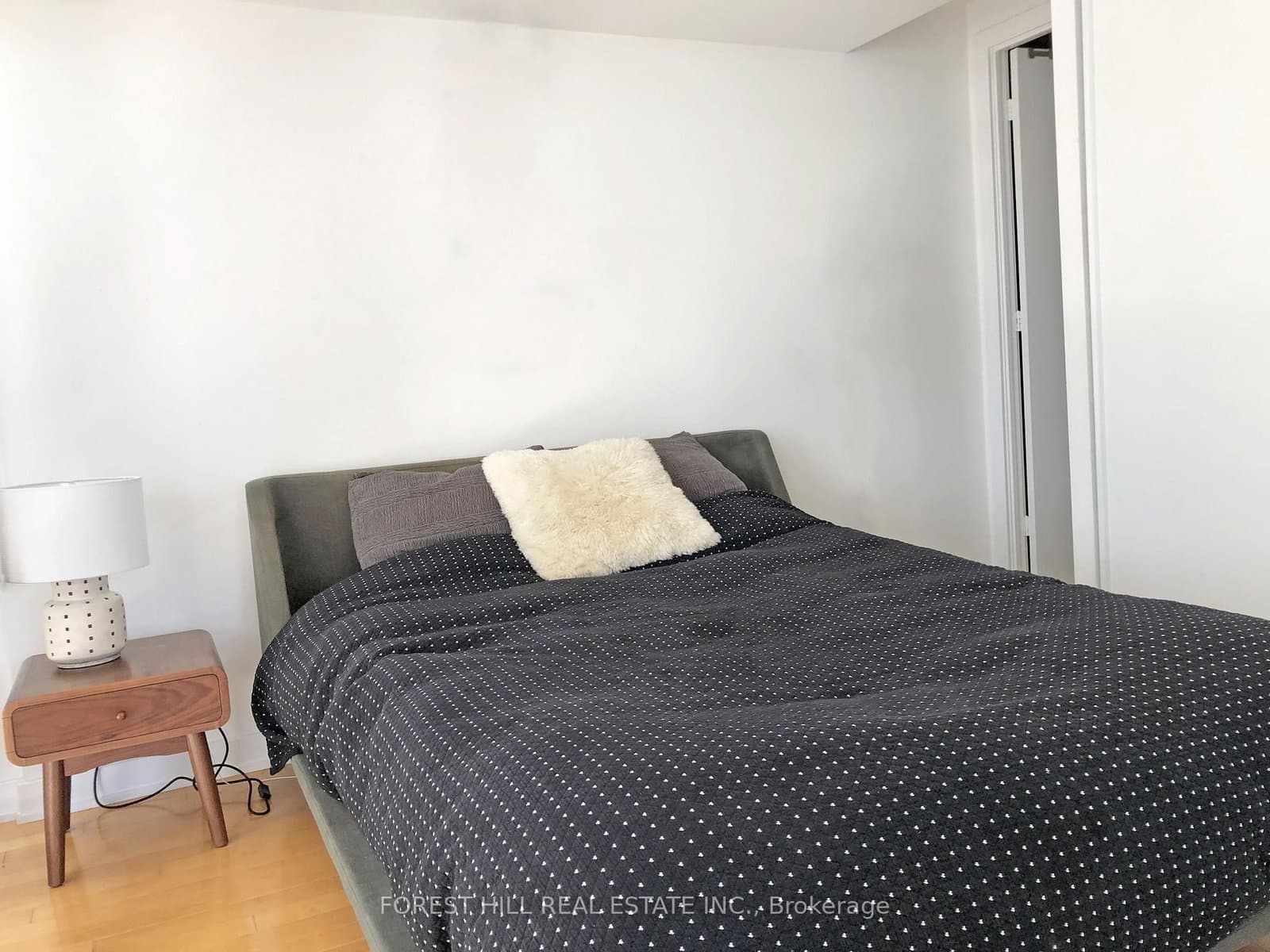 33 Charles Street E, Unit 2511 thumbnail 7