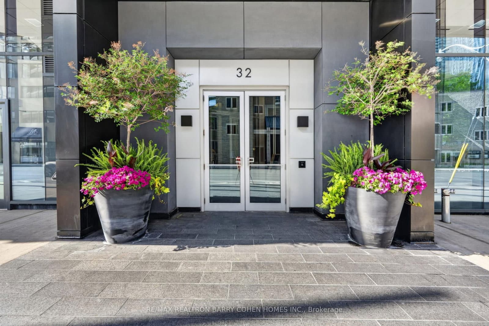 32 Davenport Road, Unit 303 thumbnail 3