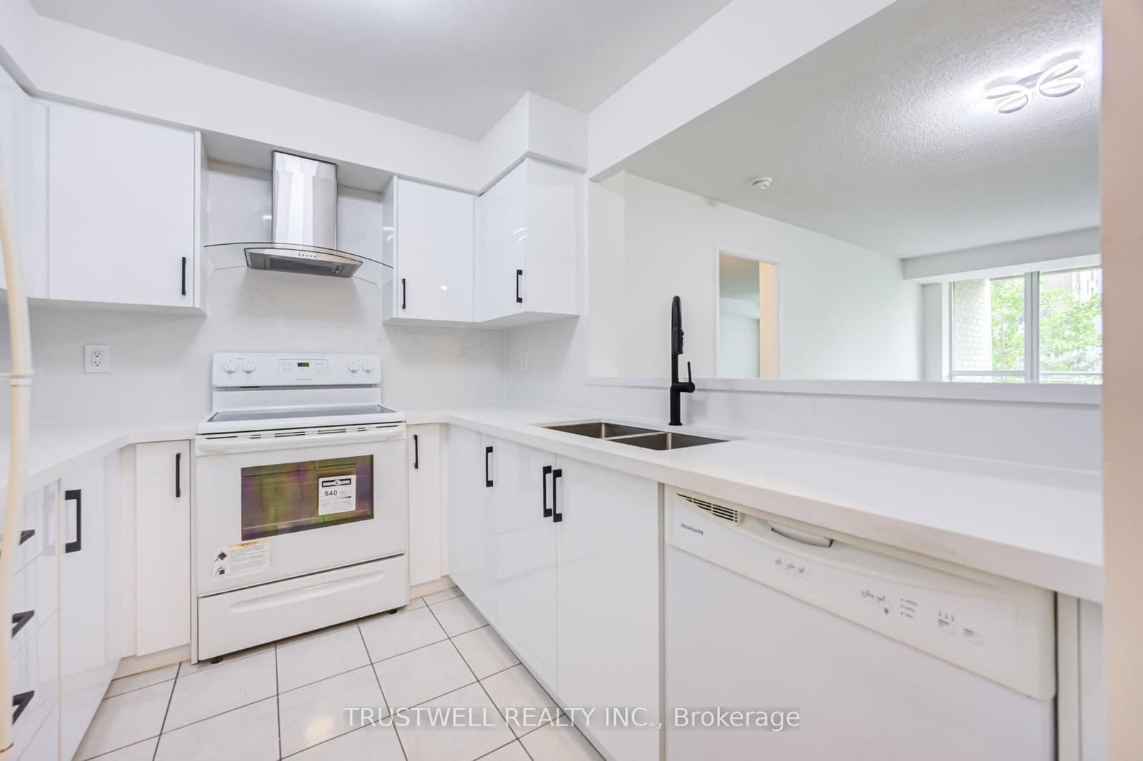 39 Pemberton Avenue, Unit 401 thumbnail 11