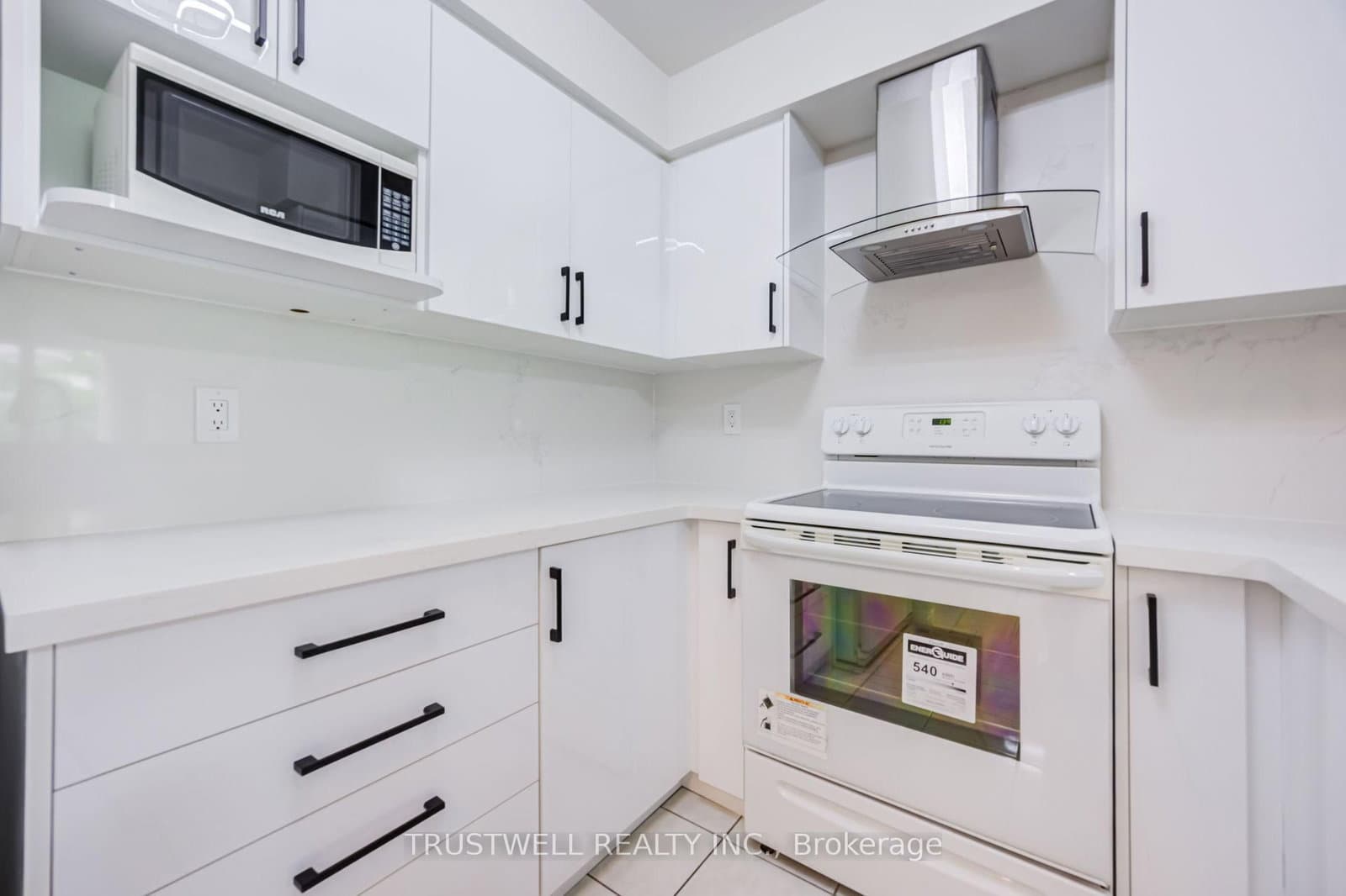 39 Pemberton Avenue, Unit 401 thumbnail 12