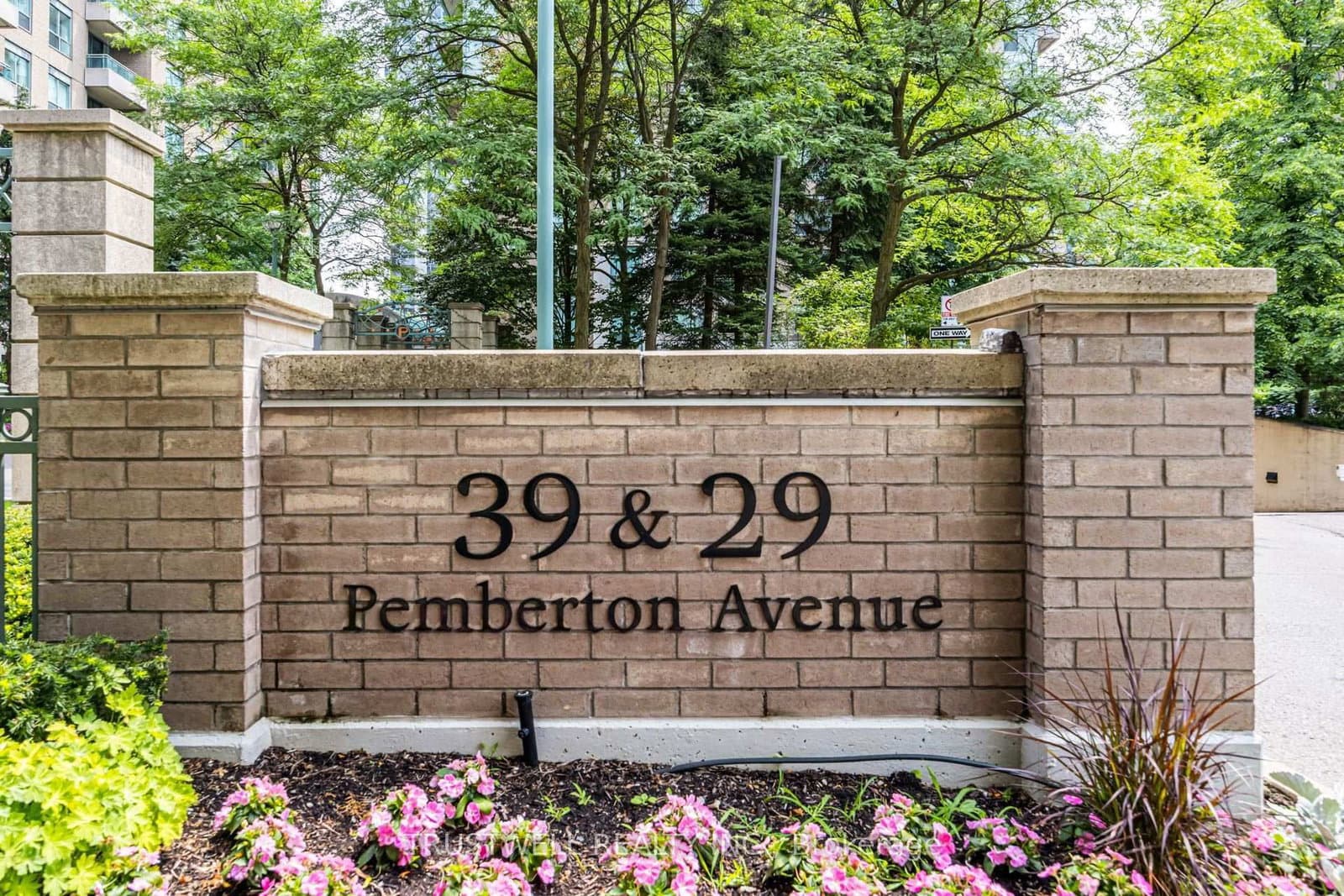 39 Pemberton Avenue, Unit 401 thumbnail 5