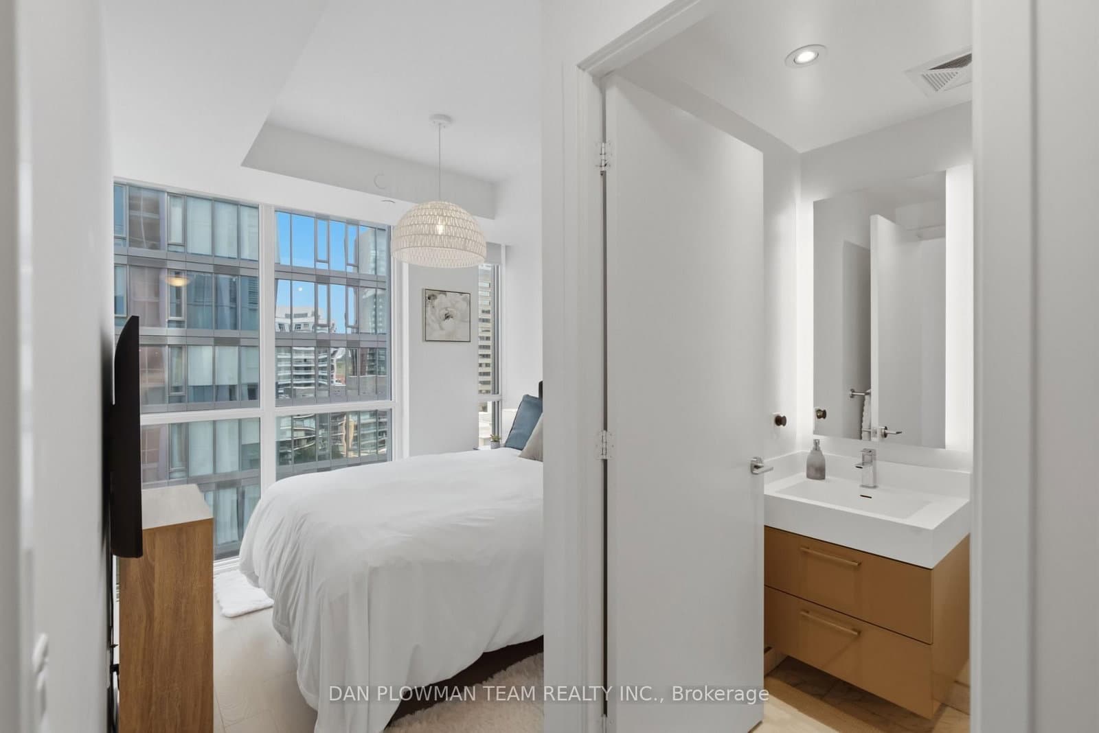 1 Yorkville Avenue, Unit 901 thumbnail 15