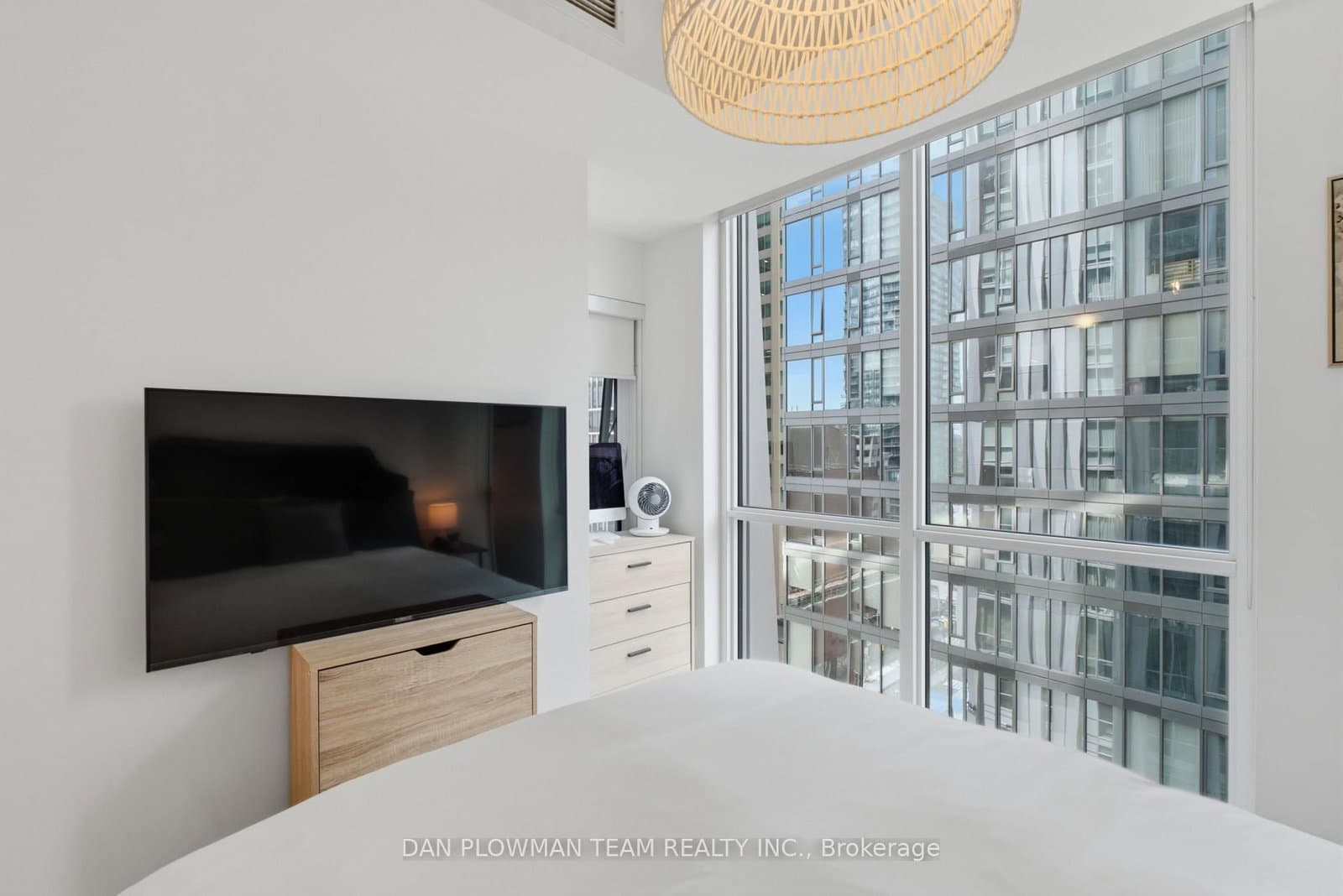1 Yorkville Avenue, Unit 901 thumbnail 17
