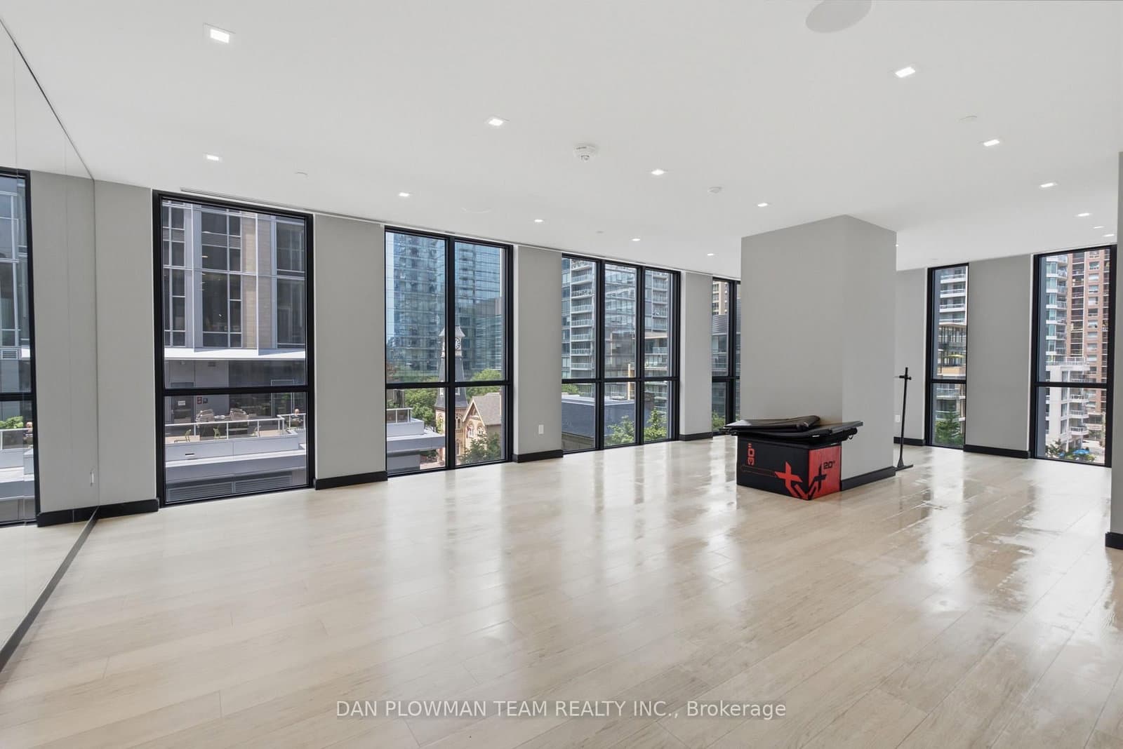 1 Yorkville Avenue, Unit 901 thumbnail 31