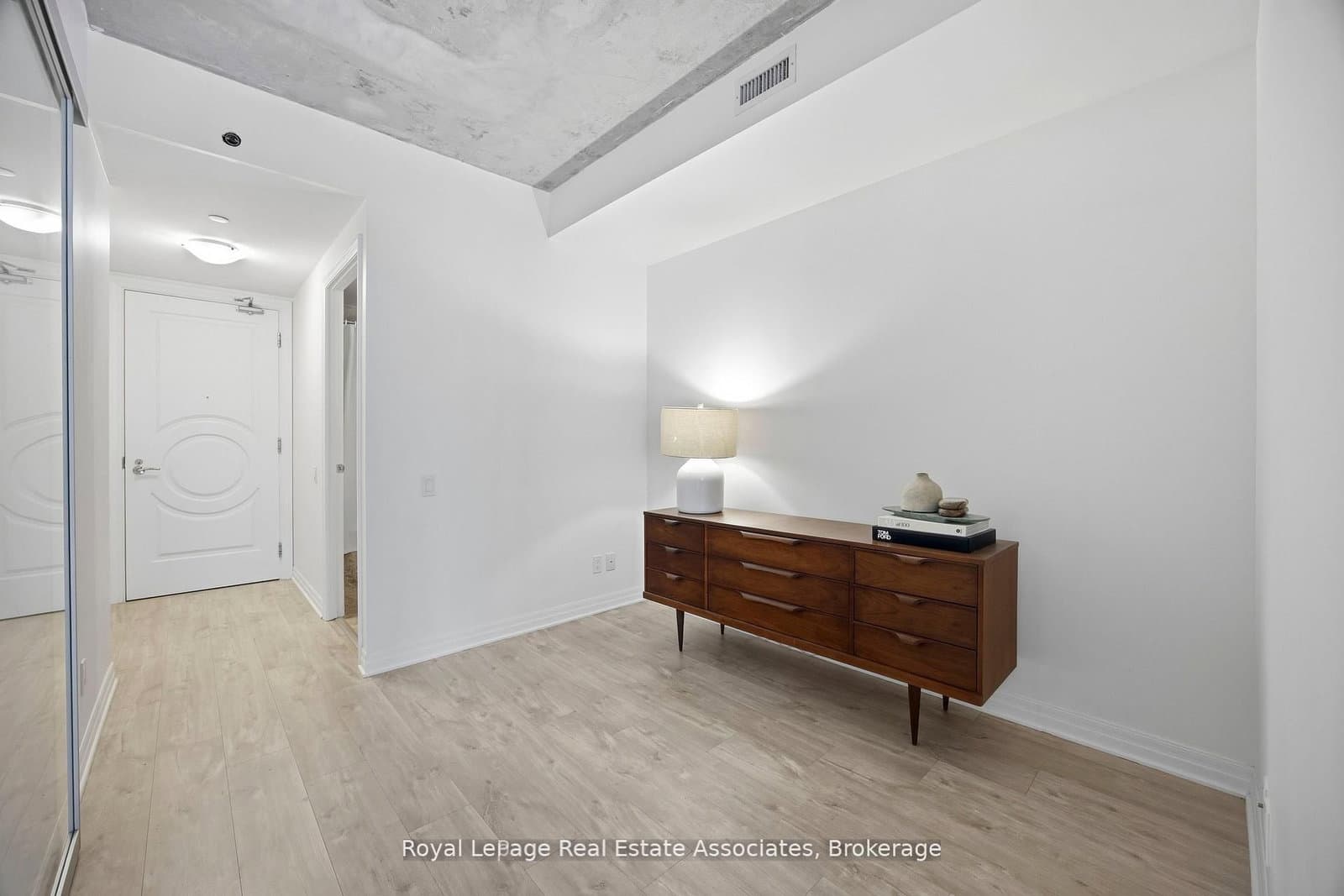 88 Blue Jays Way, Unit 1604 thumbnail 3