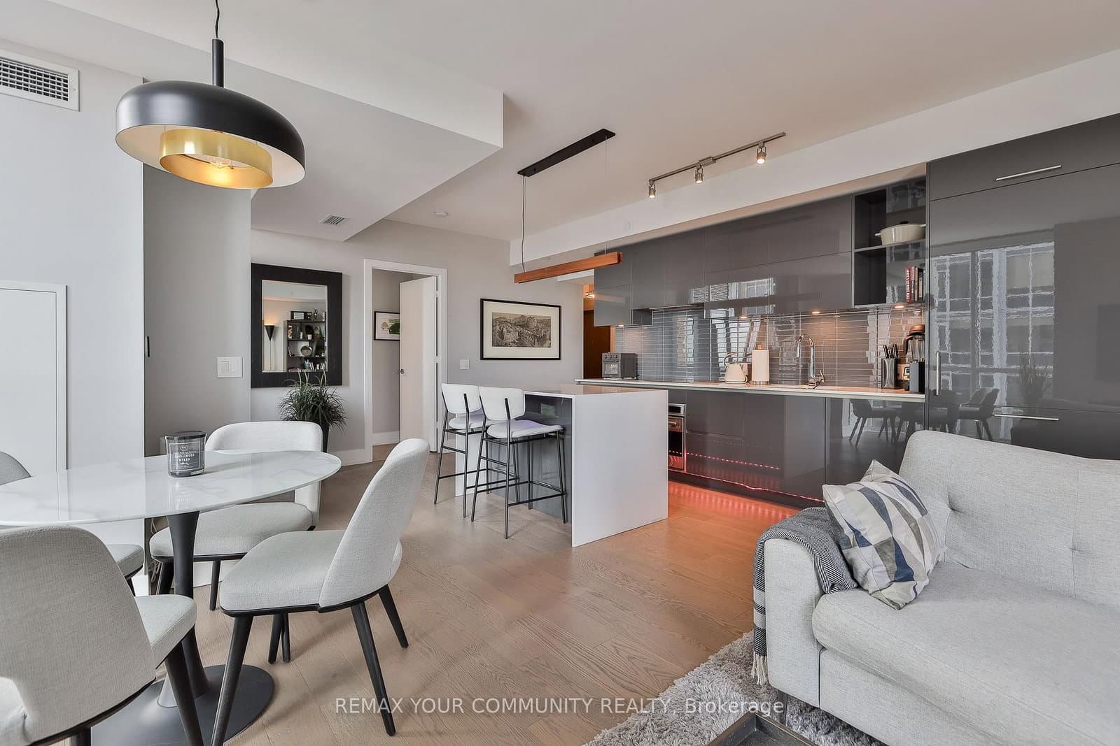 1 Yorkville Avenue, Unit 4301 thumbnail 10