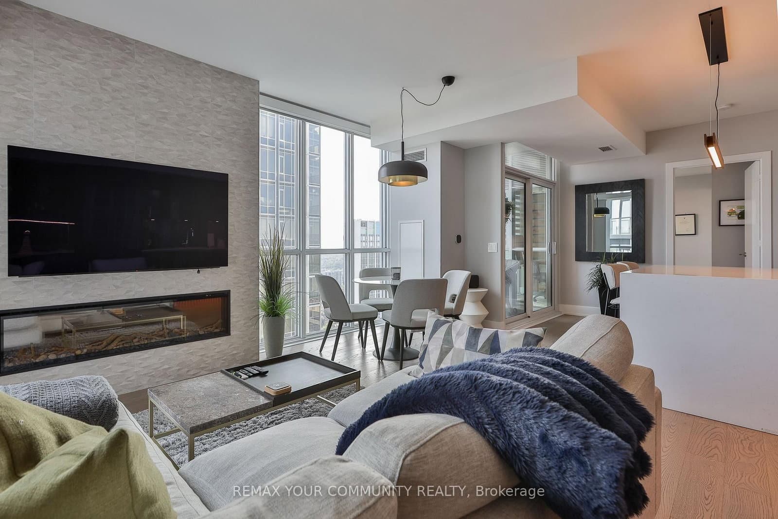 1 Yorkville Avenue, Unit 4301 thumbnail 17