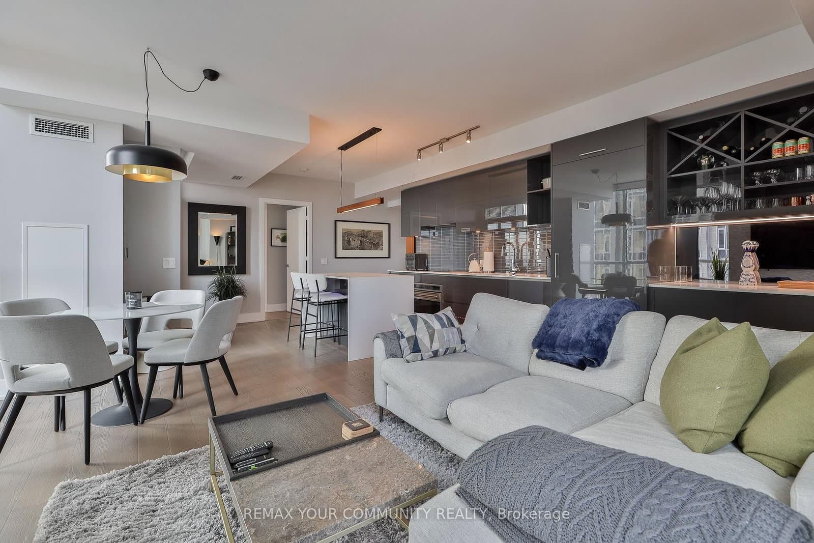 1 Yorkville Avenue, Unit 4301 thumbnail 18