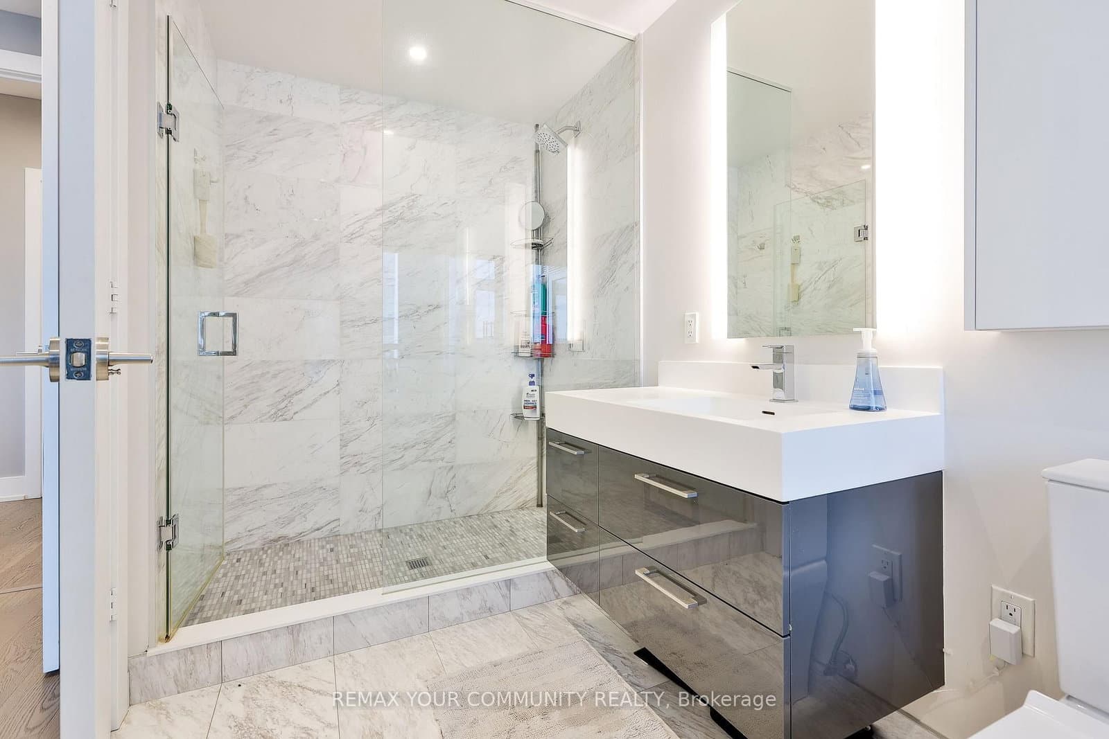 1 Yorkville Avenue, Unit 4301 thumbnail 28