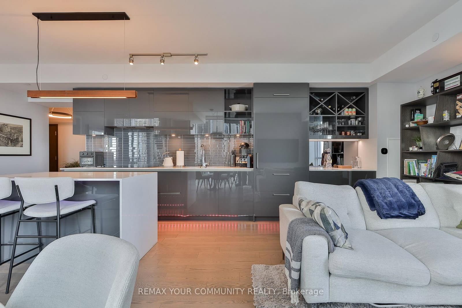 1 Yorkville Avenue, Unit 4301 thumbnail 8