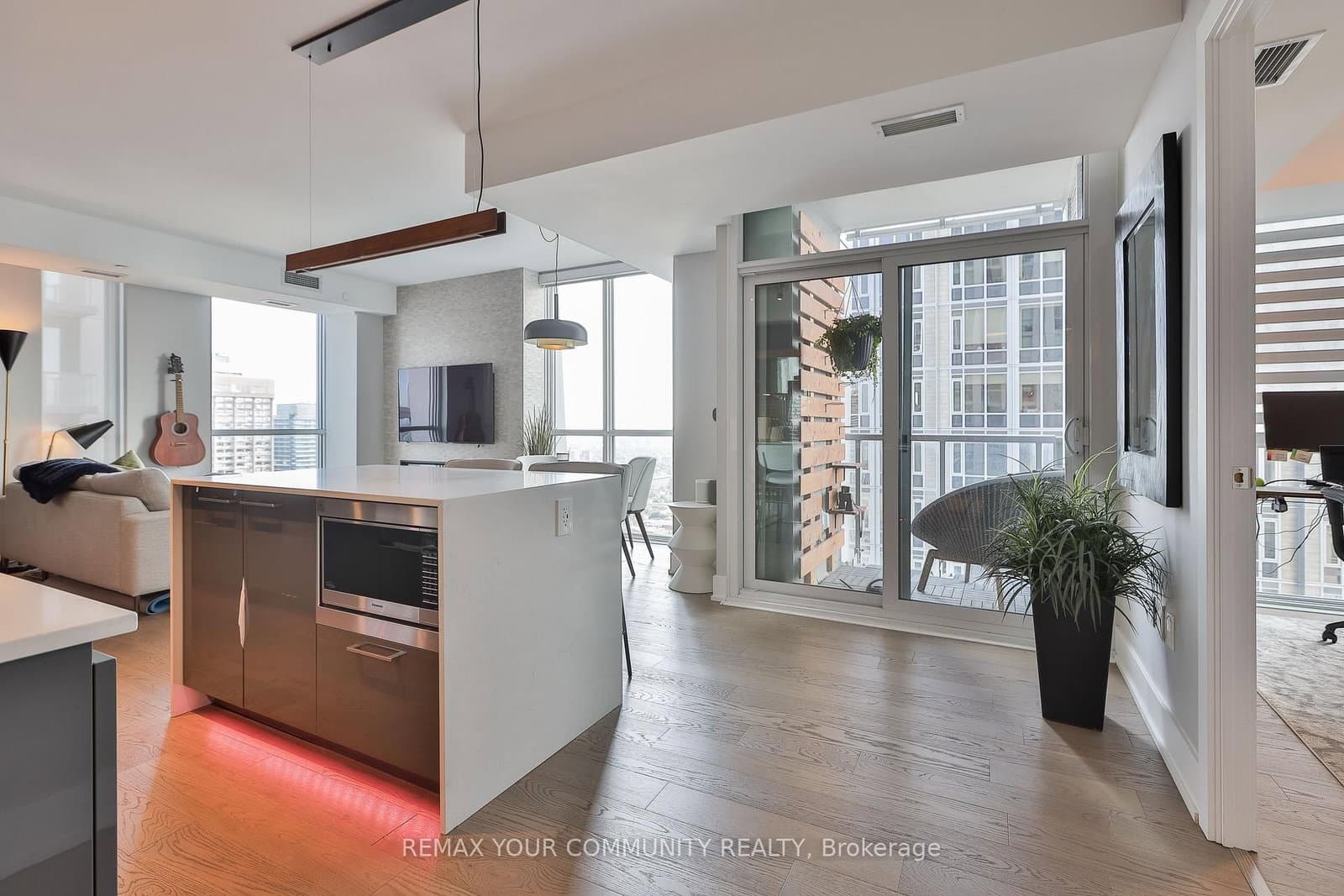 1 Yorkville Avenue, Unit 4301 thumbnail 9