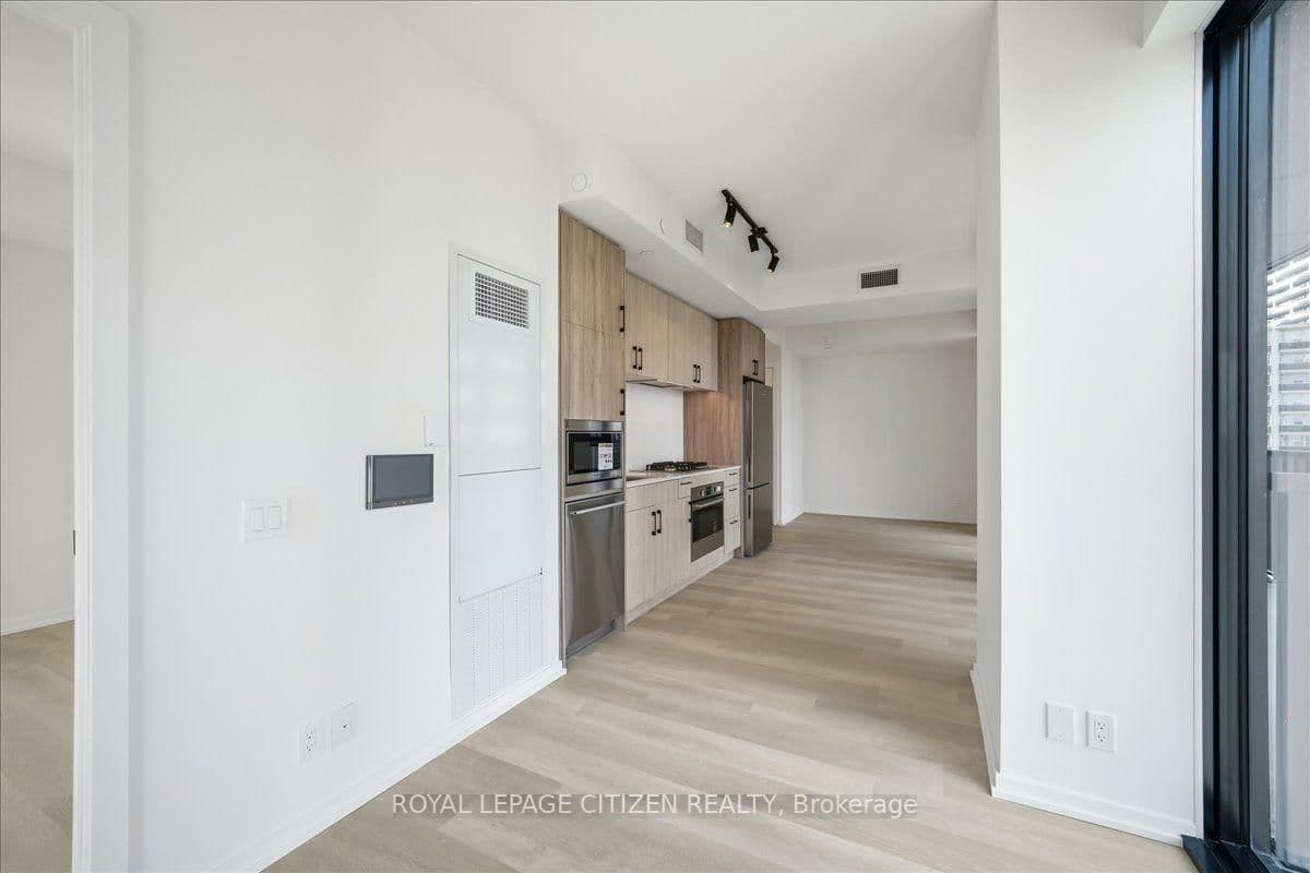 109 Erskine Avenue, Unit 1502 thumbnail 11