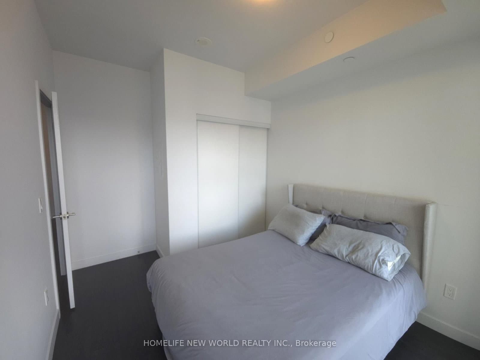 8 Eglinton Avenue E, Unit 506 thumbnail 6
