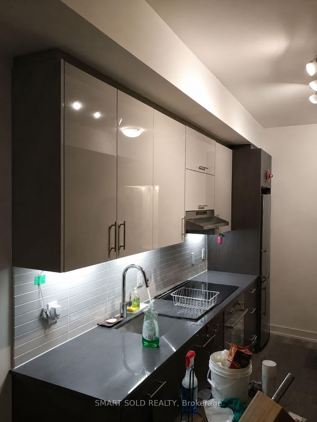 180 Fairview Mall Drive, Unit 807 thumbnail 3