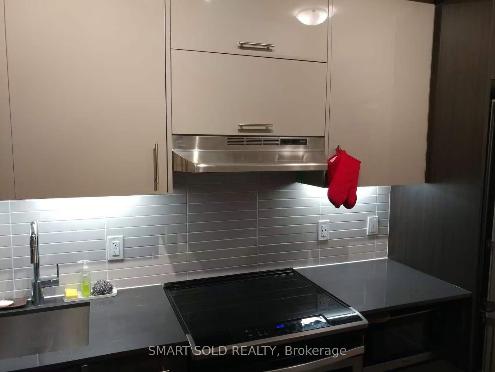 180 Fairview Mall Drive, Unit 807 thumbnail 4
