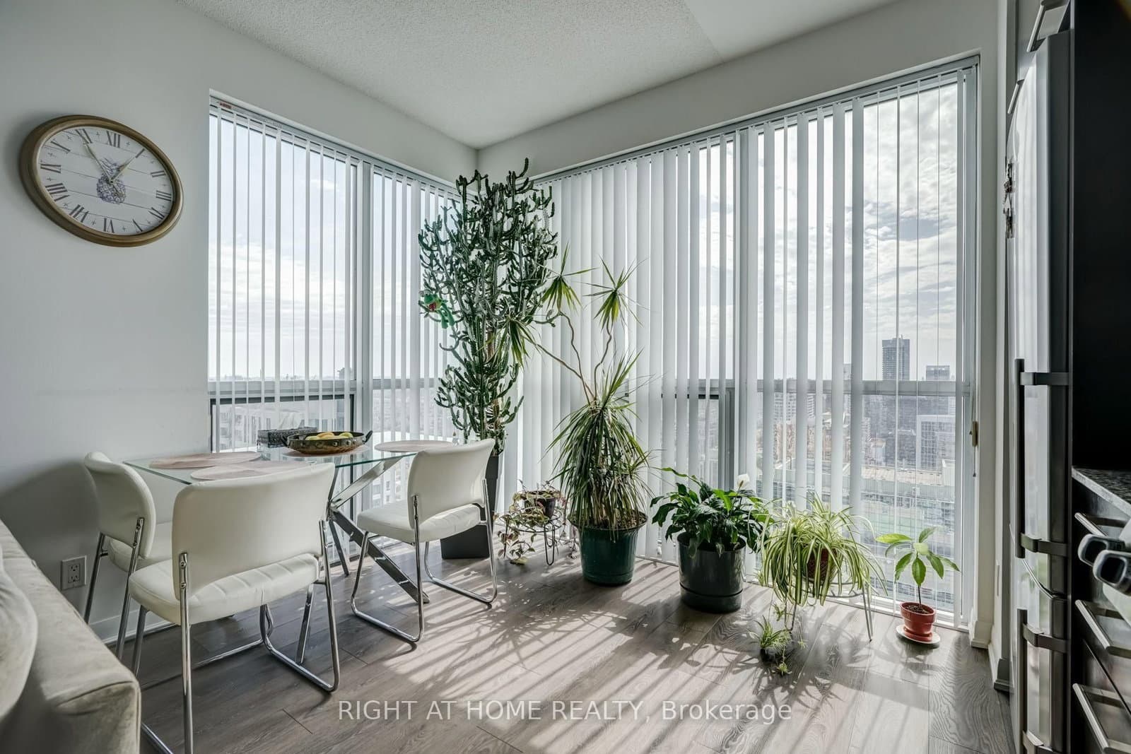 5162 Yonge Street, Unit LPH208 thumbnail 9