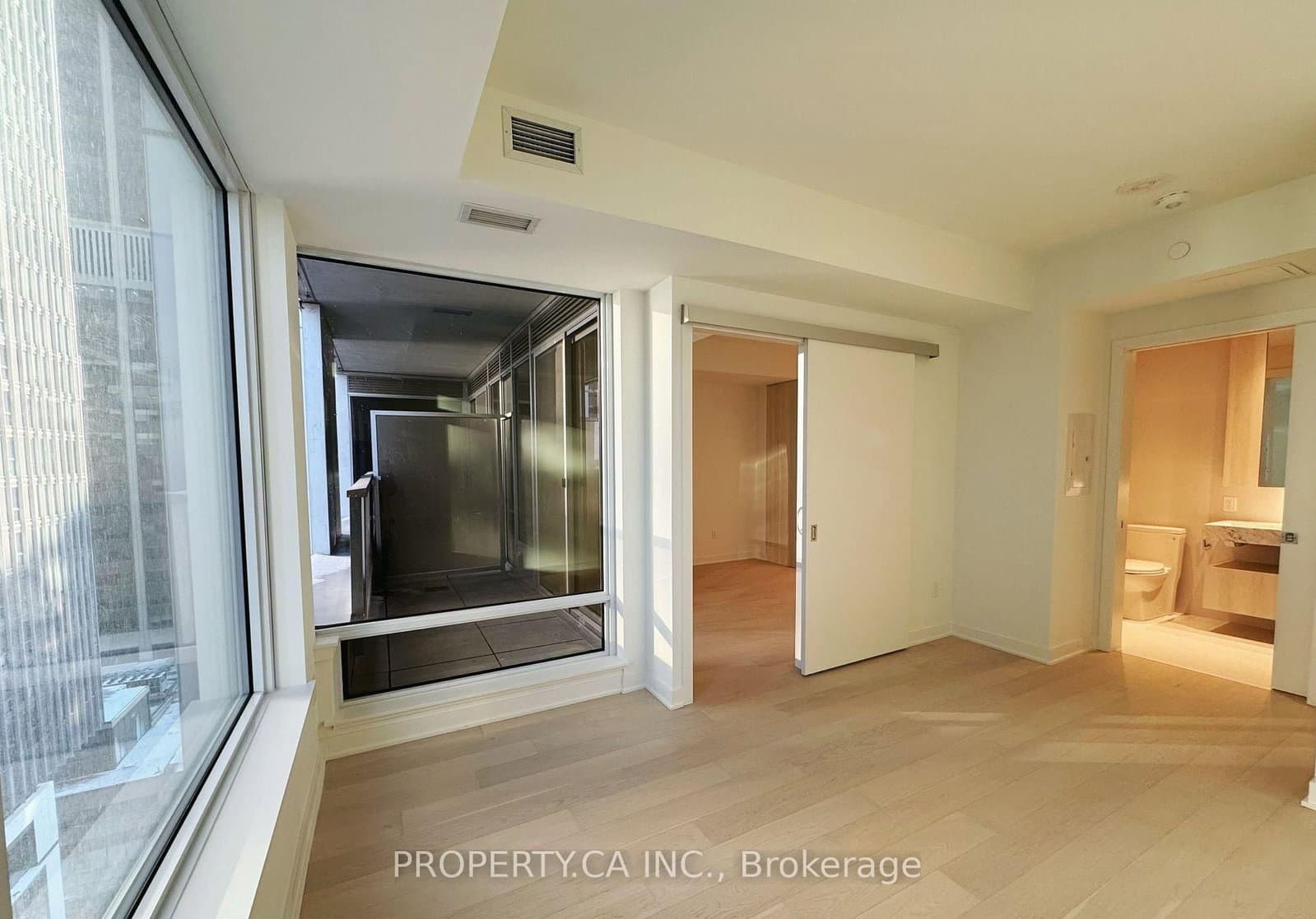 11 Yorkville Avenue, Unit 1007 thumbnail 4