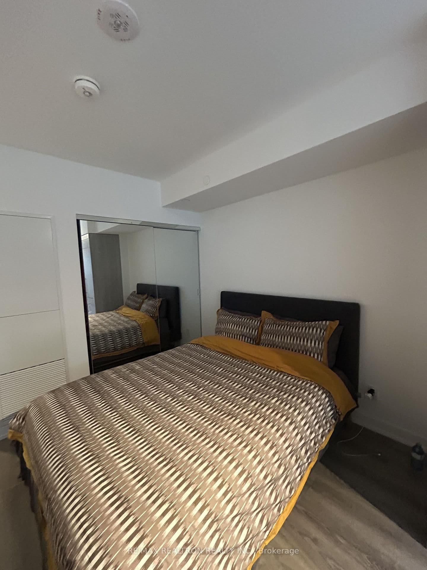 771 Yonge Street, Unit 911 thumbnail 4