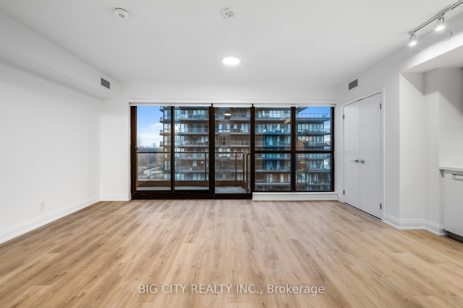 36 Brentcliffe Road, Unit 801 thumbnail 2
