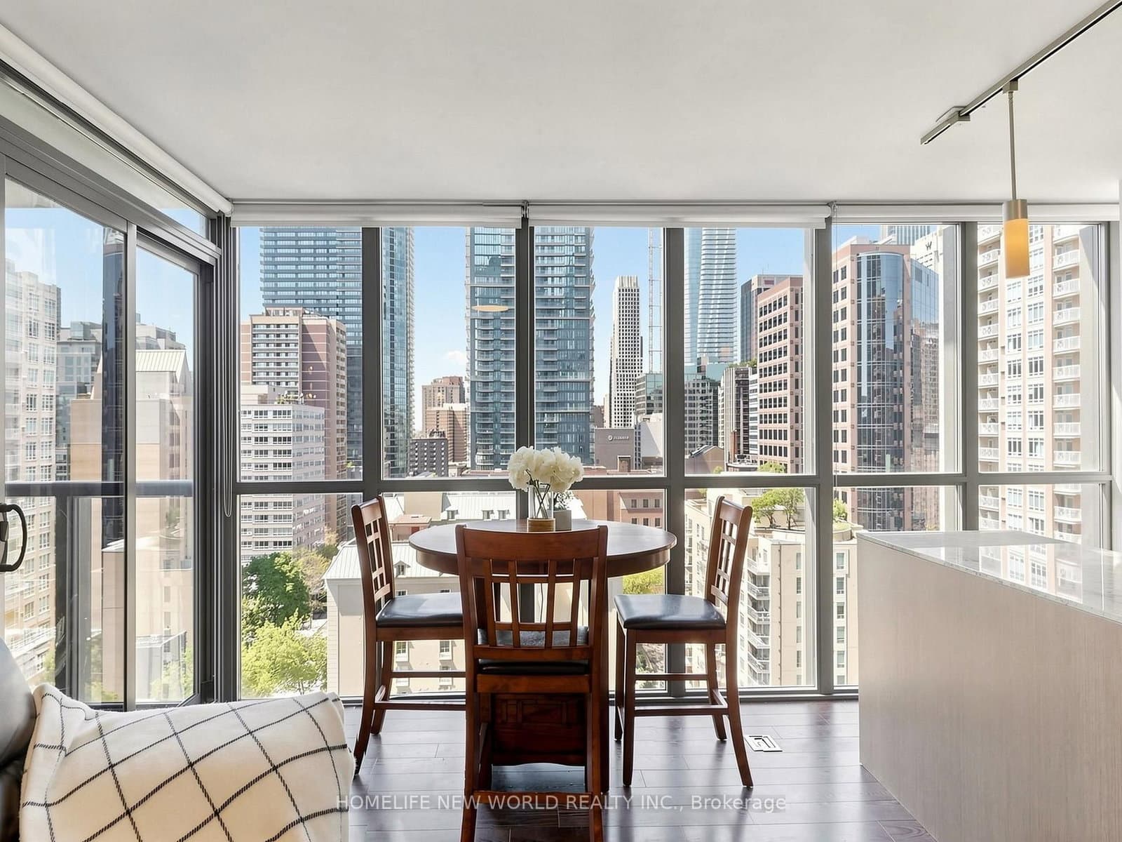 110 Charles Street E, Unit 1406 thumbnail 24