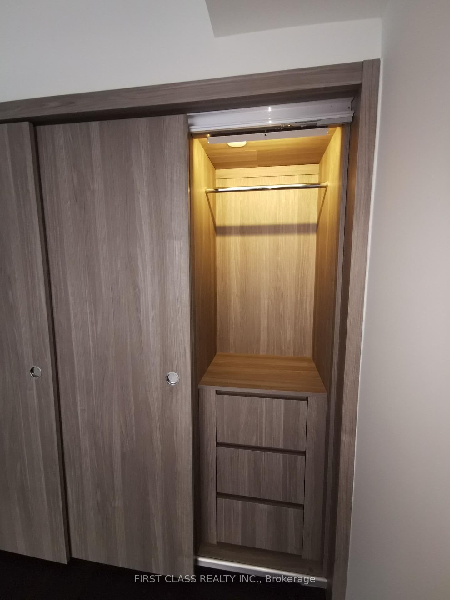 38 Widmer Street, Unit 710 thumbnail 9