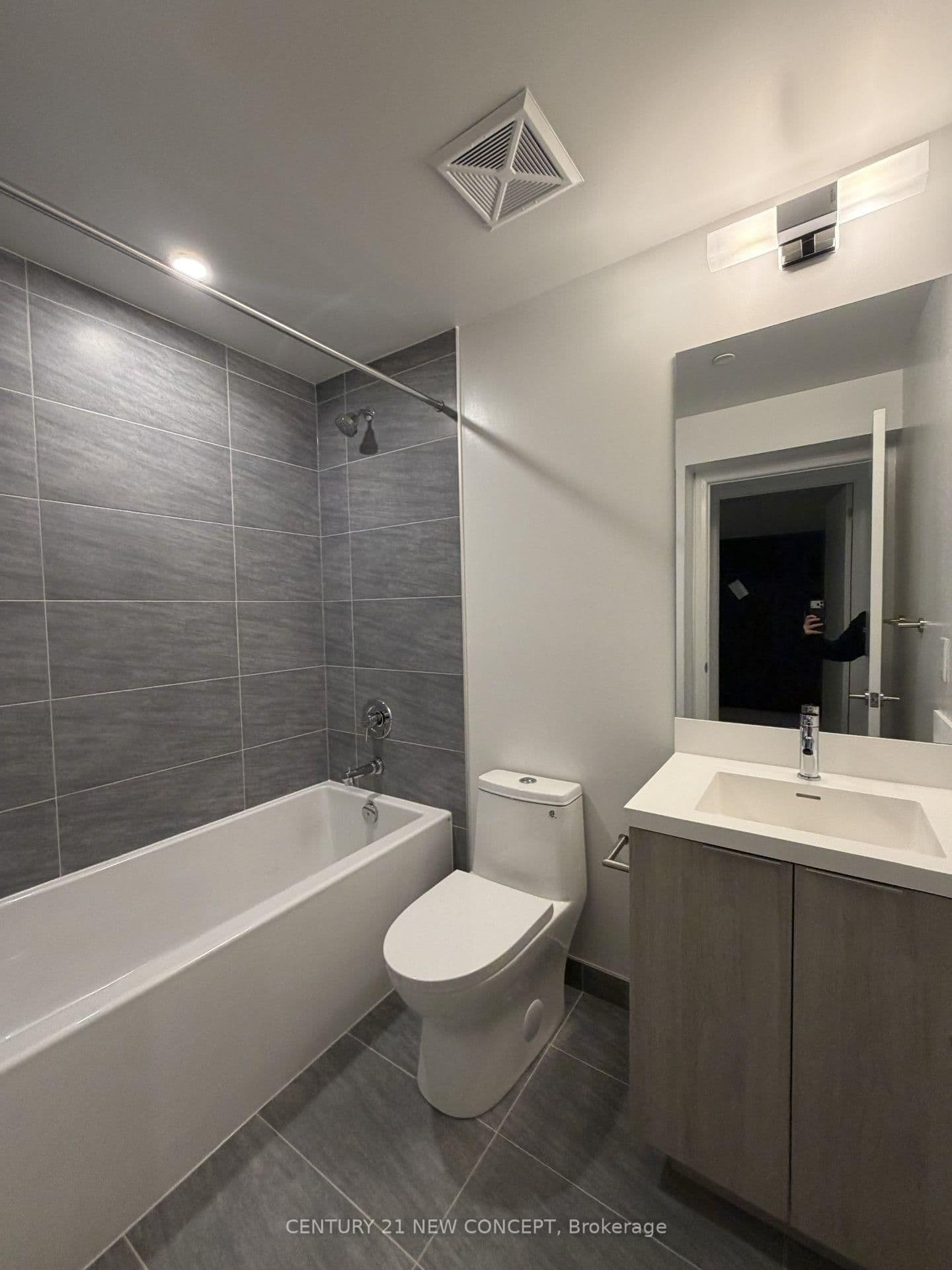 400 King Street W, Unit 812