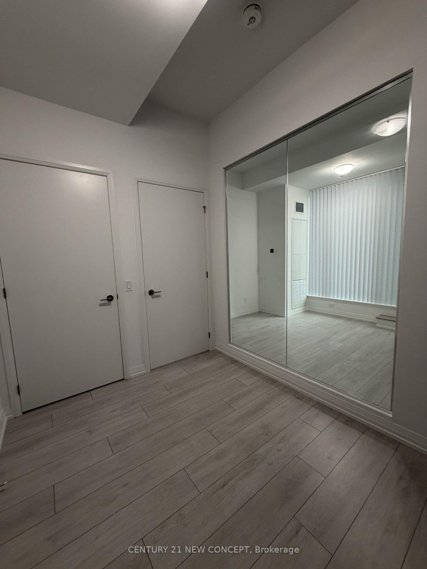 400 King Street W, Unit 812 thumbnail 2